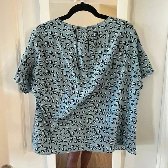 413 NWT Tucker Lola Top Size Medium Color Blue White - Picture 6 of 7